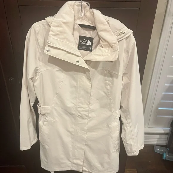 Like new North Face Women’s Jacket - size Medium - Picture 3 of 6